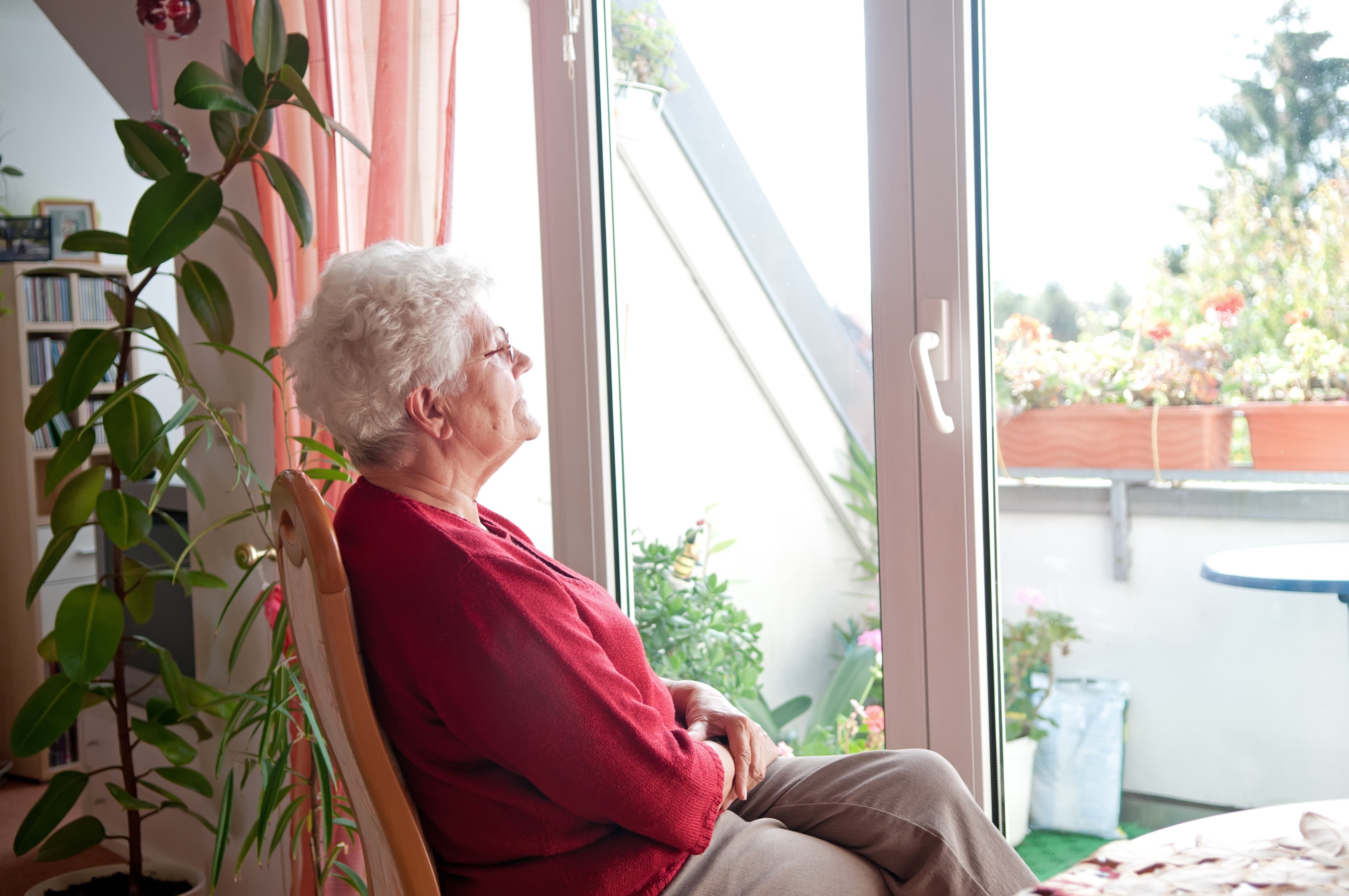 Anciana mirando por la ventana. | Foto: Shutterstock