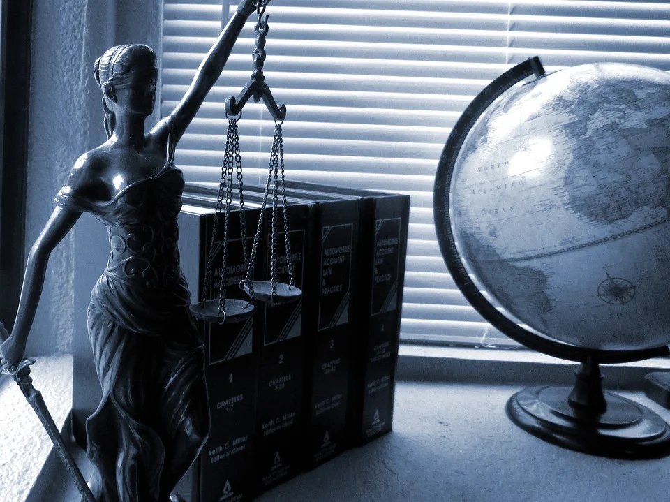 Estatua de la dama de la justicia sobre un escritorio. | Foto: Pixabay
