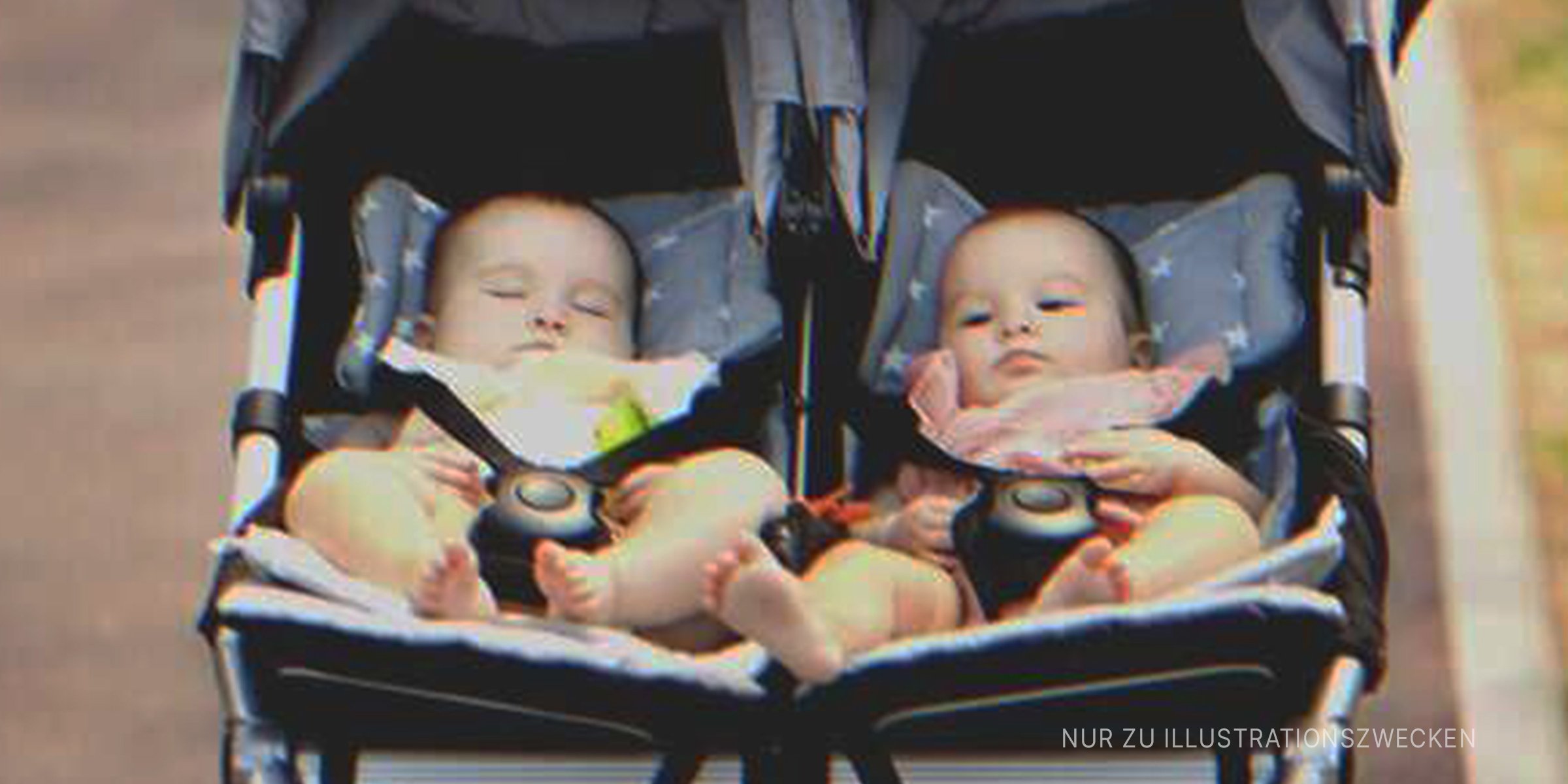 Zwillingsbabys in einem Kinderwagen | Quelle: Shutterstock
