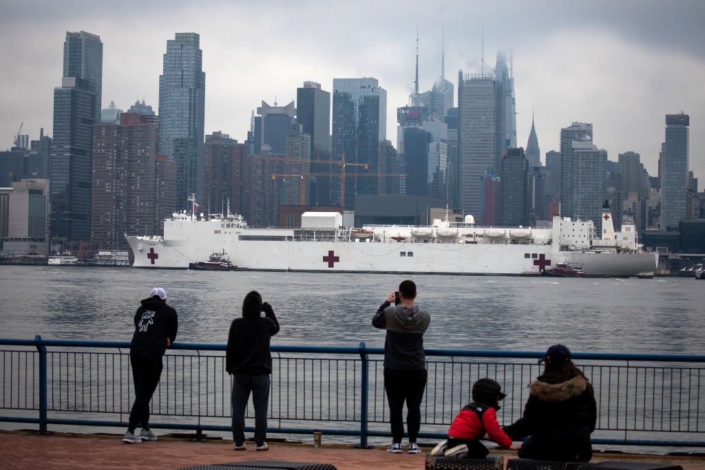 Peatones observan cómo el buque hospital USNS Comfort llega a Manhattan, EEUU, el lunes 30 de marzo de 2020. | Foto: Getty Images