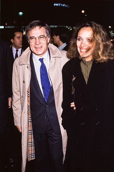 Guy Bedos et sa femme Joëlle Bercot à la 1ère du film 'Itinéraire d'un enfant gâté' à Paris le 29 novembre 1988, France. | Photo : Getty Images