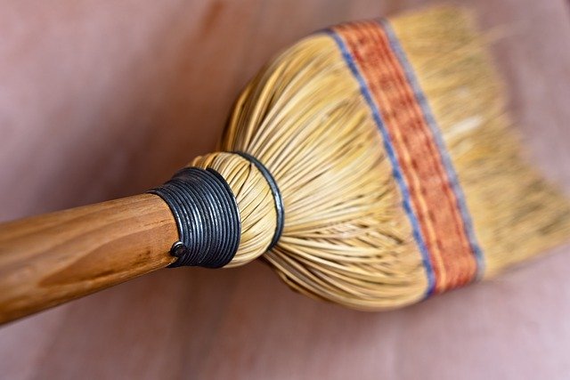 A straw broom on the floor | Photo: Pixabay