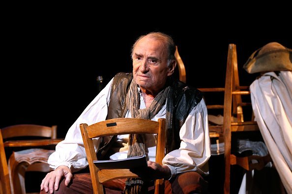 Claude Brasseur performs in "L'indigent Philosophe ou la pilosophie de la joie" at Theatre de L'Atelier on February 28, 2017 in Paris, France. | Photo : Getty Images