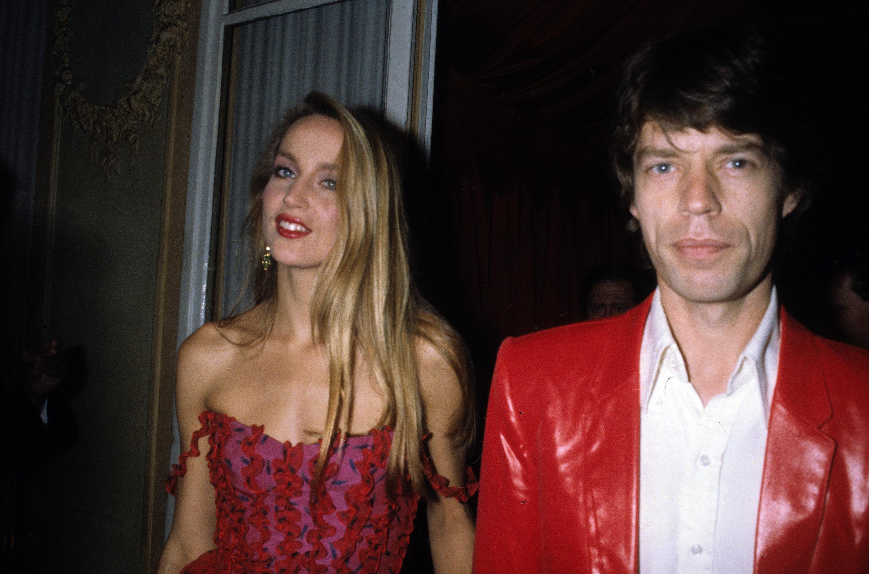 Jerry Hall y Mick Jagger asisten a la fiesta de 60 años de Seabra Grimaldi en 1982 en París. | Foto: Getty Images