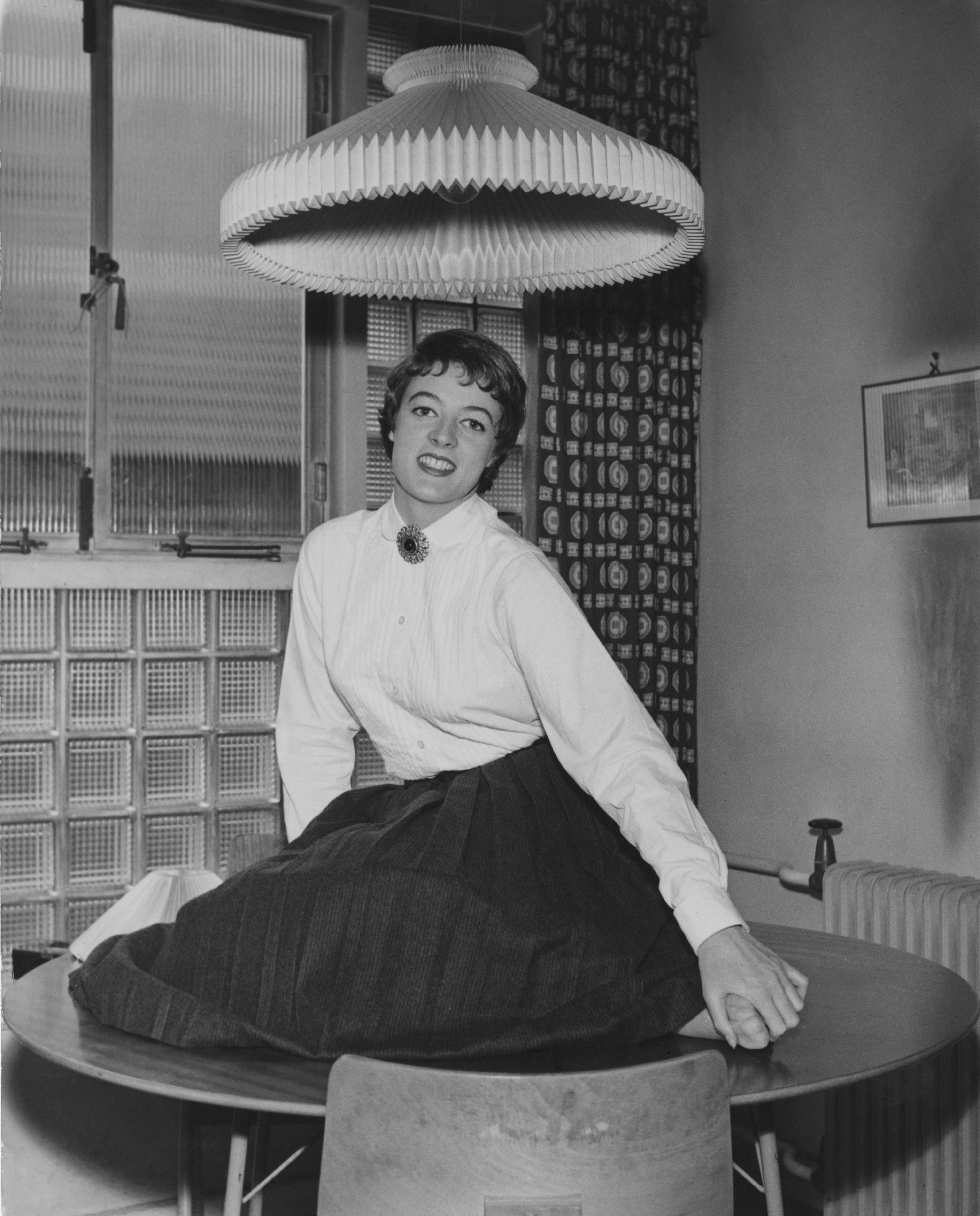 Maggie Smith pictured at her home in Belsize Park on September 1, 1957, in London, England. | Source: Getty Images