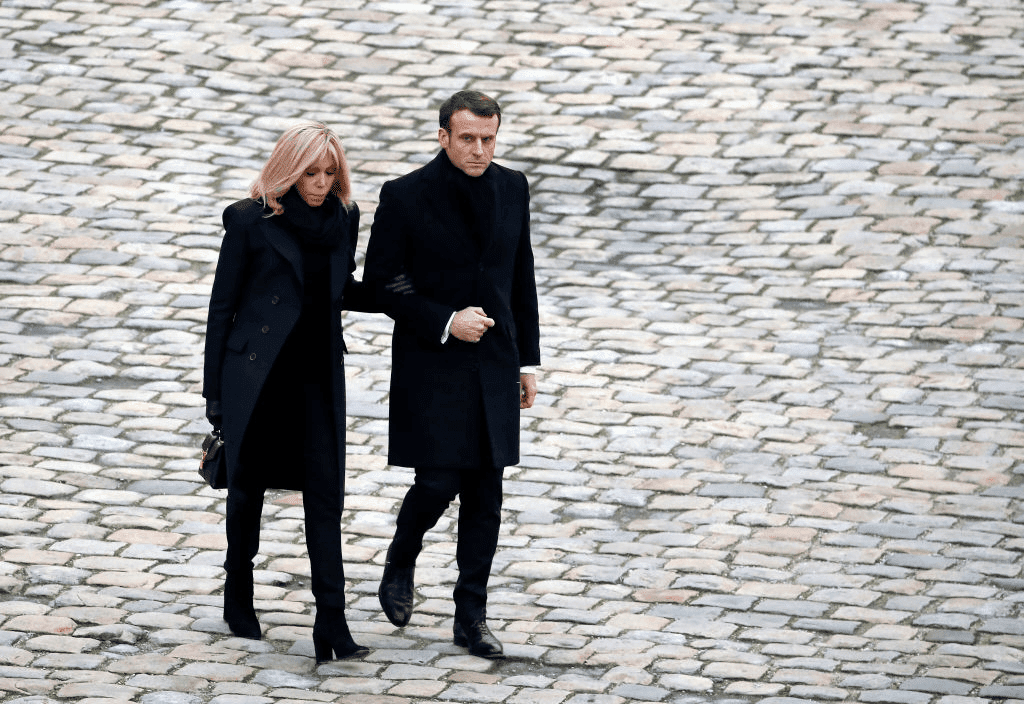 PARIS, FRANCE - DECEMBRE 02 : Le Président français Emmanuel Macron et son épouse Brigitte Macron partent après une cérémonie nationale d'hommage aux soldats français tués au Mali à l'Hôtel National des Invalides, le 2 décembre 2019 à Paris, France. | Photo : Getty Images