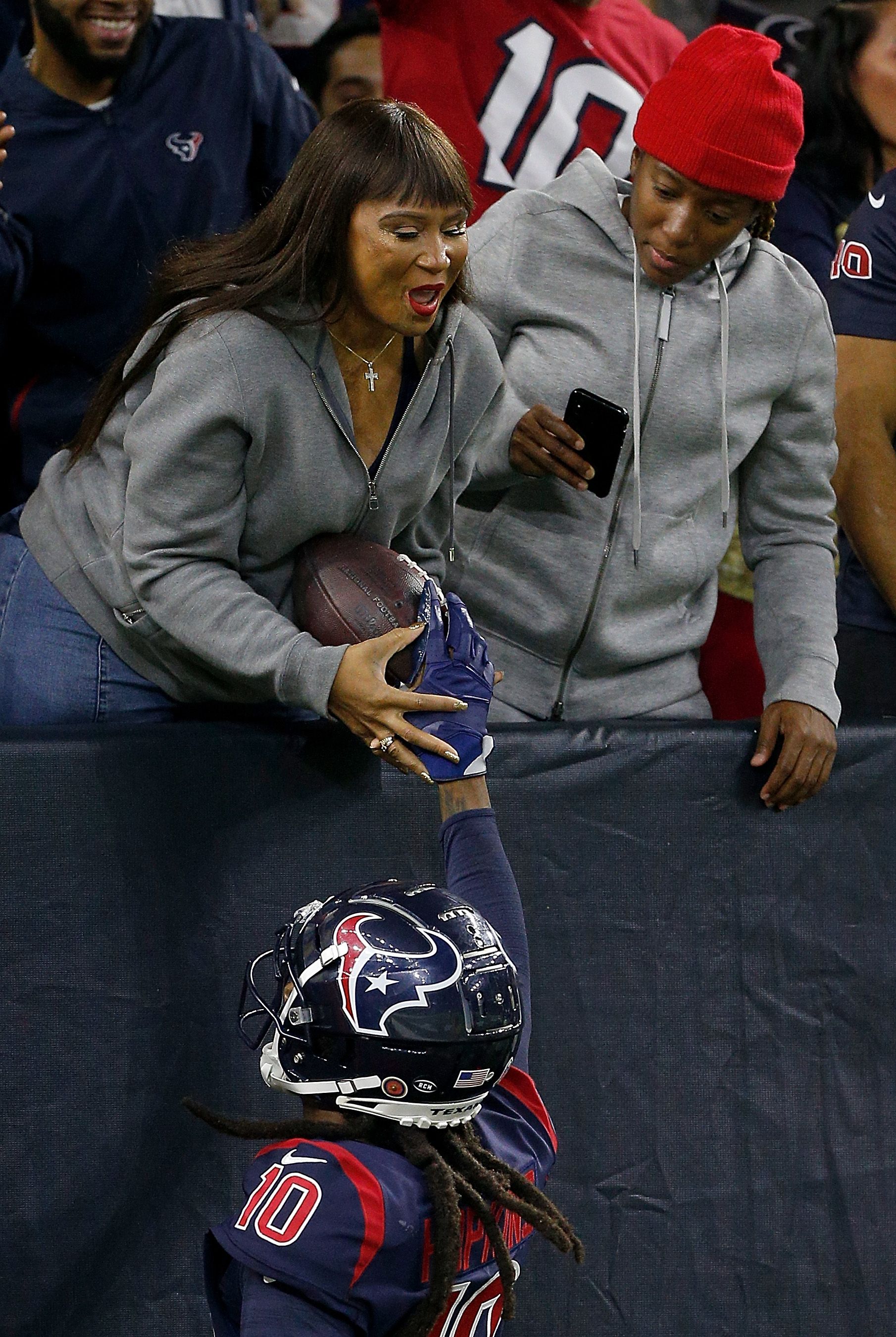  DeAndre Hopkins handing the ball to his mother, Sabrina Greenlee after a touchdown in November 21, 2019 in Houston, Texas | Source: Getty Images
