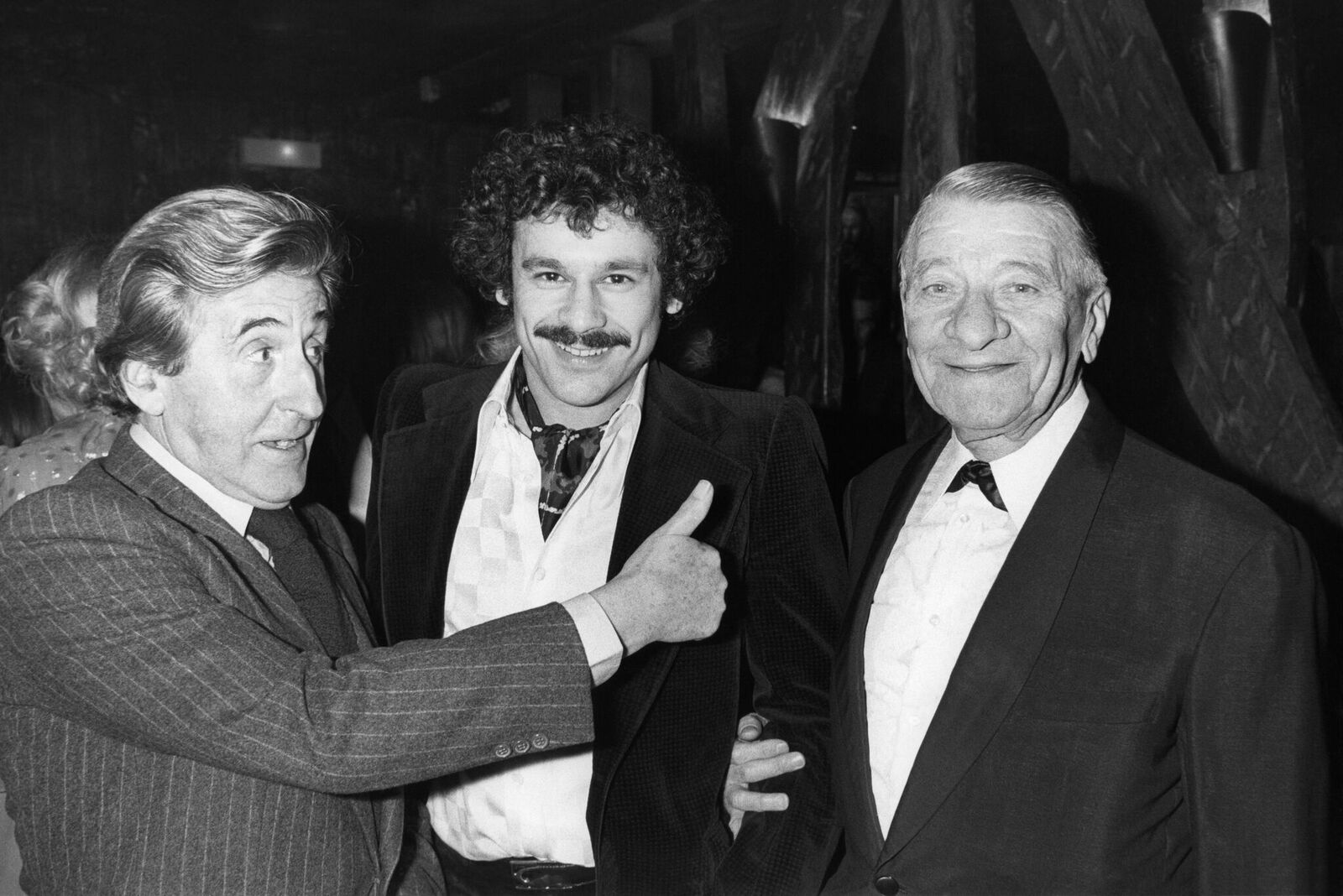 Robert Dalban à l'extrême droite et deux acteurs | Photo : Getty Images Robert Dalban à l'extrême droite et deux acteurs | Photo : Getty Images