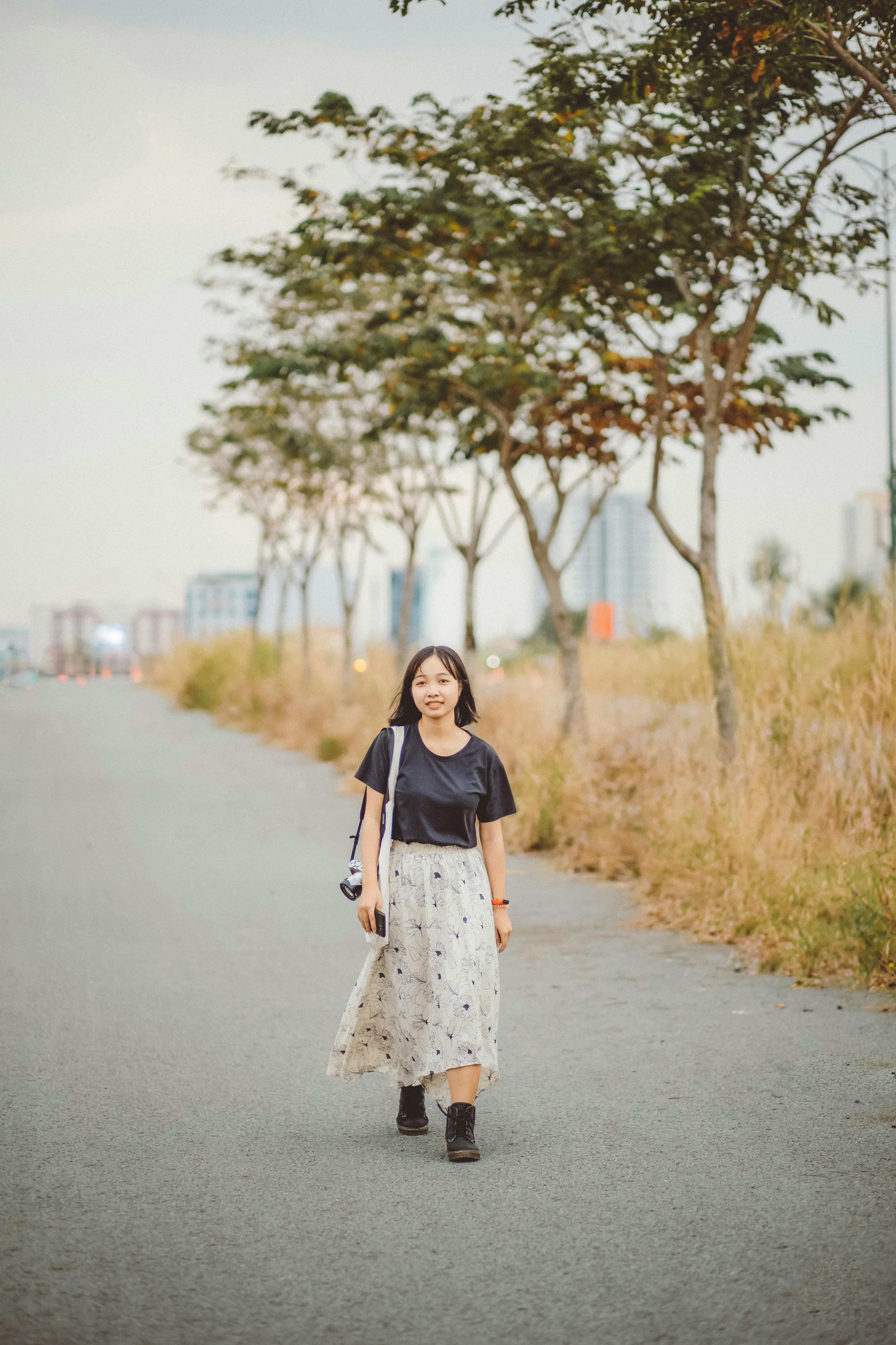 A woman going for a walk. | Source: Pexels