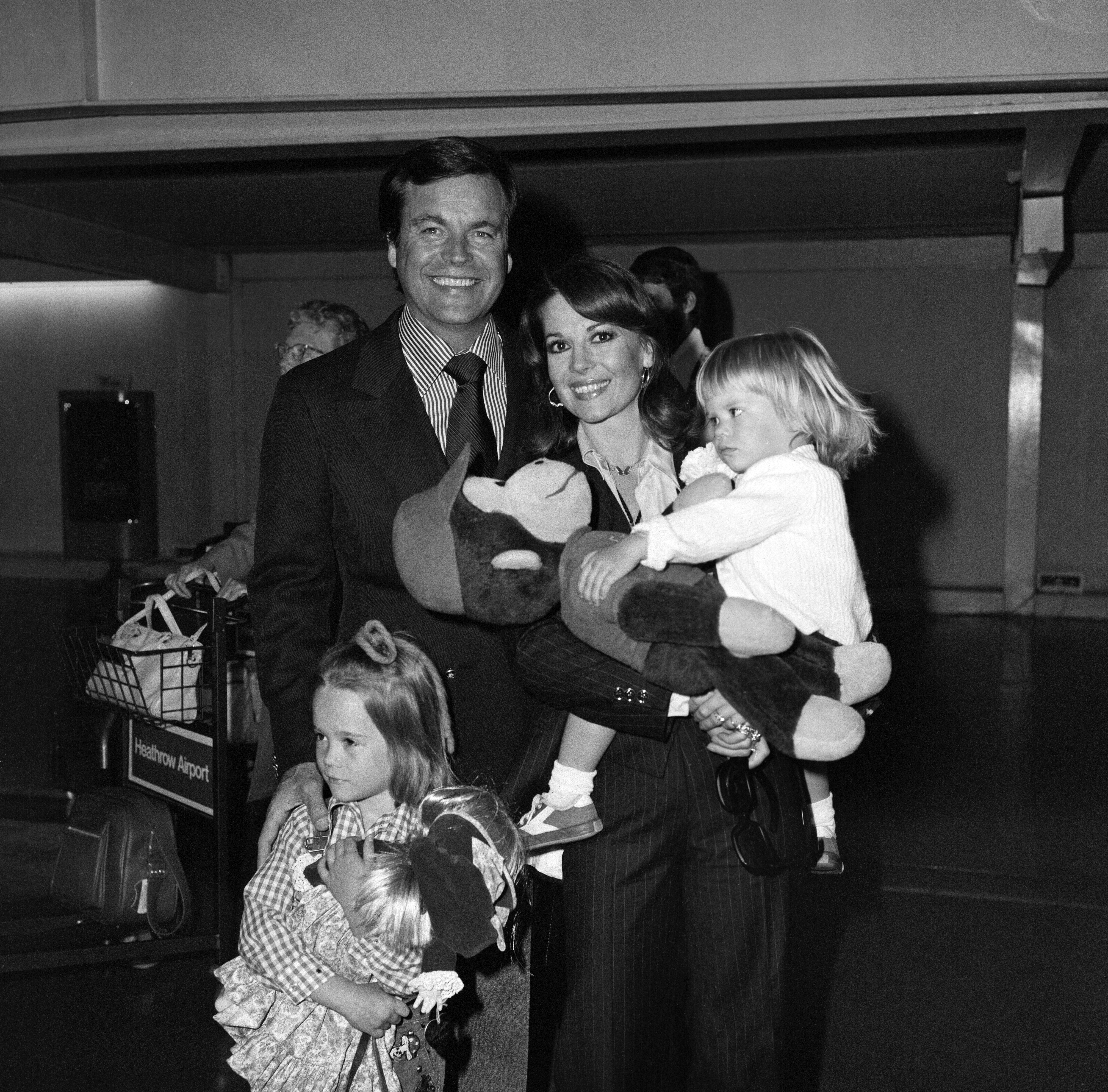 Film actor Robert Wagner and his wife Natalie Wood arrived at Heathrow Airport from Los Angeles with their children Courtney (2) and Natasha (5) in May 1976 | Source: Getty Images