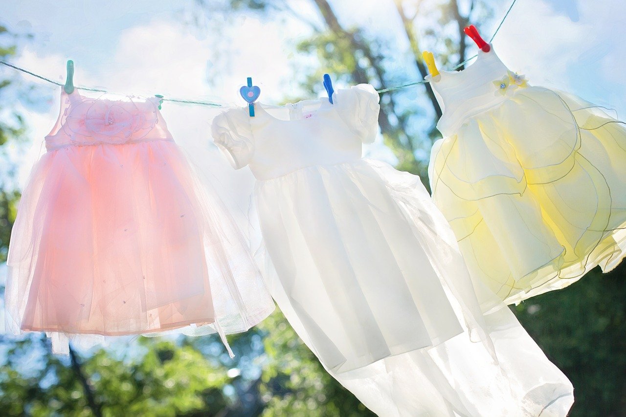 Clean children’s clothes hanging on a washing line | Photo: Pixabay/Jill Wellington