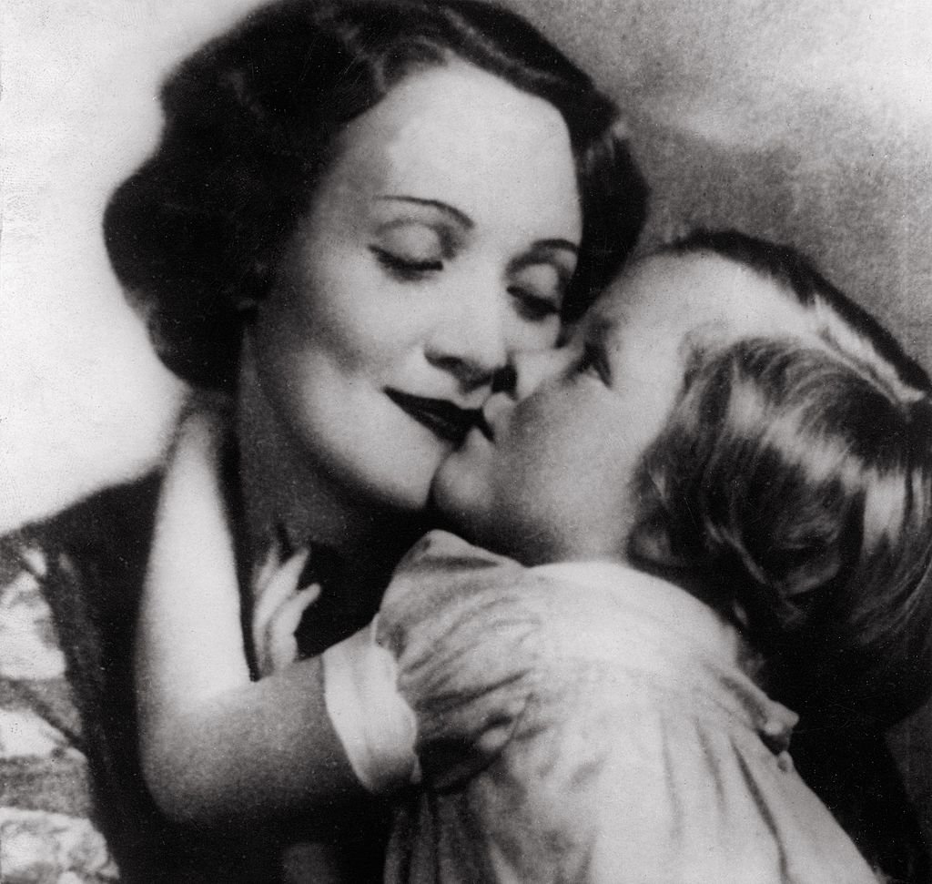 Marlene Dietrich mit ihrer Tochter Maria. Foto aus dem Jahr 1928. (Foto von Imagno) I Quelle: Getty Images