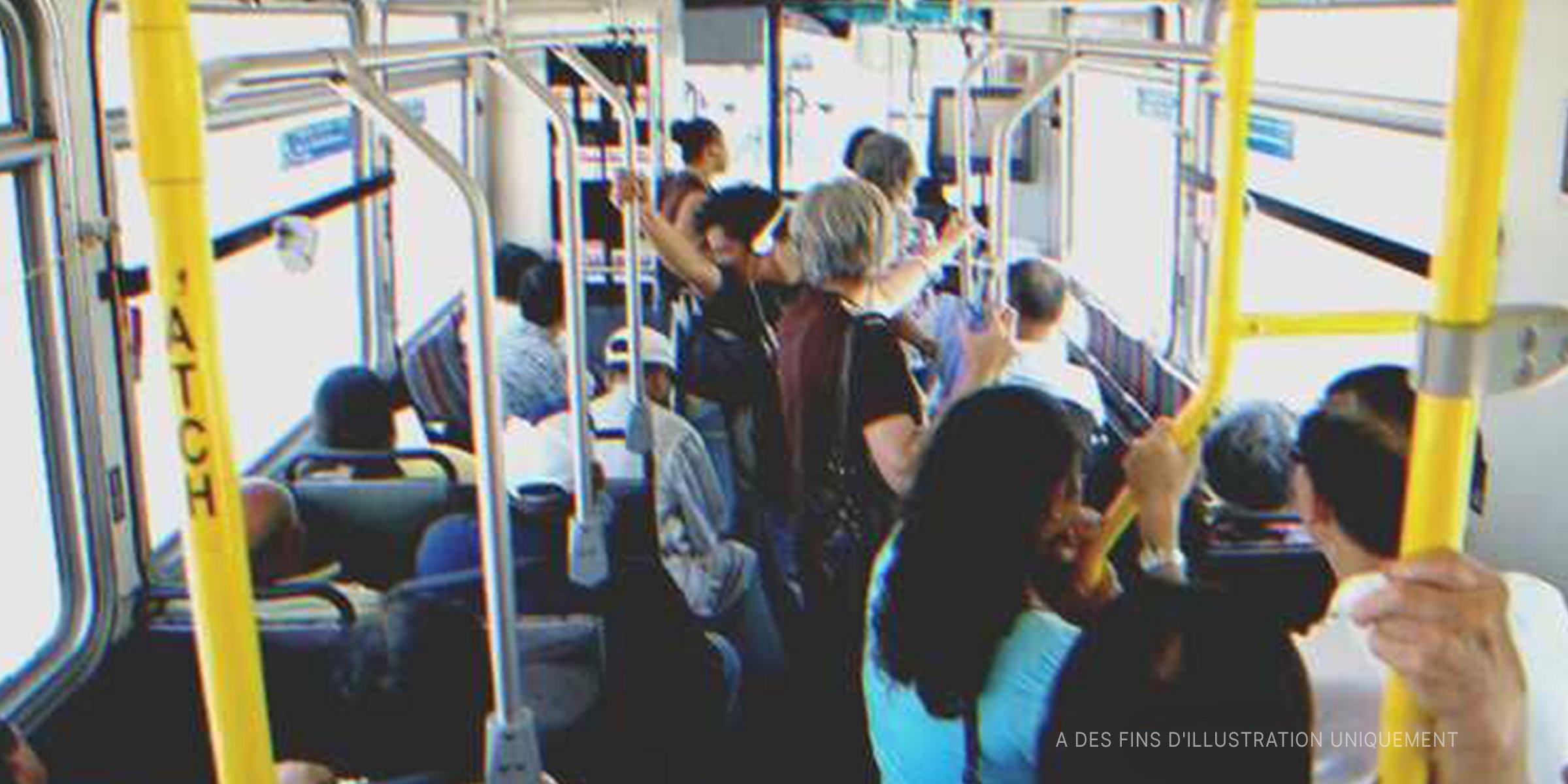 Des passagers dans un bus. | Flickr / Frederick Dennstedt