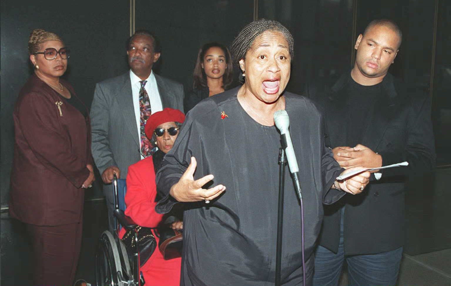 Shirley Baker (O.J. Simpson's sister) talks at the press conference, at the Criminal Courts building in Los Angeles. Along with Baker are (L-R) Carmelita Durio (sister) Benny Baker (Simpson's brother in-law) Eunice (mother) in wheelchair; Arnelle (daughter), and Jason (son) | Source: Getty Images