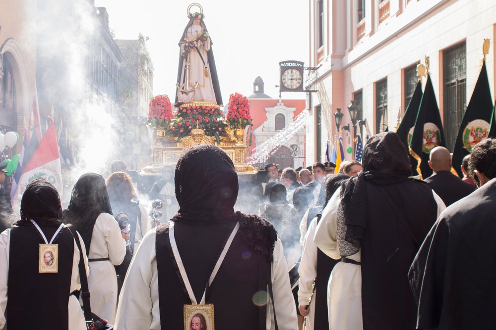 Devotos en procesión de Santa Rosa de Lima.| Fuente: Shutterstock Devotos en procesión de Santa Rosa de Lima.| Fuente: Shutterstock