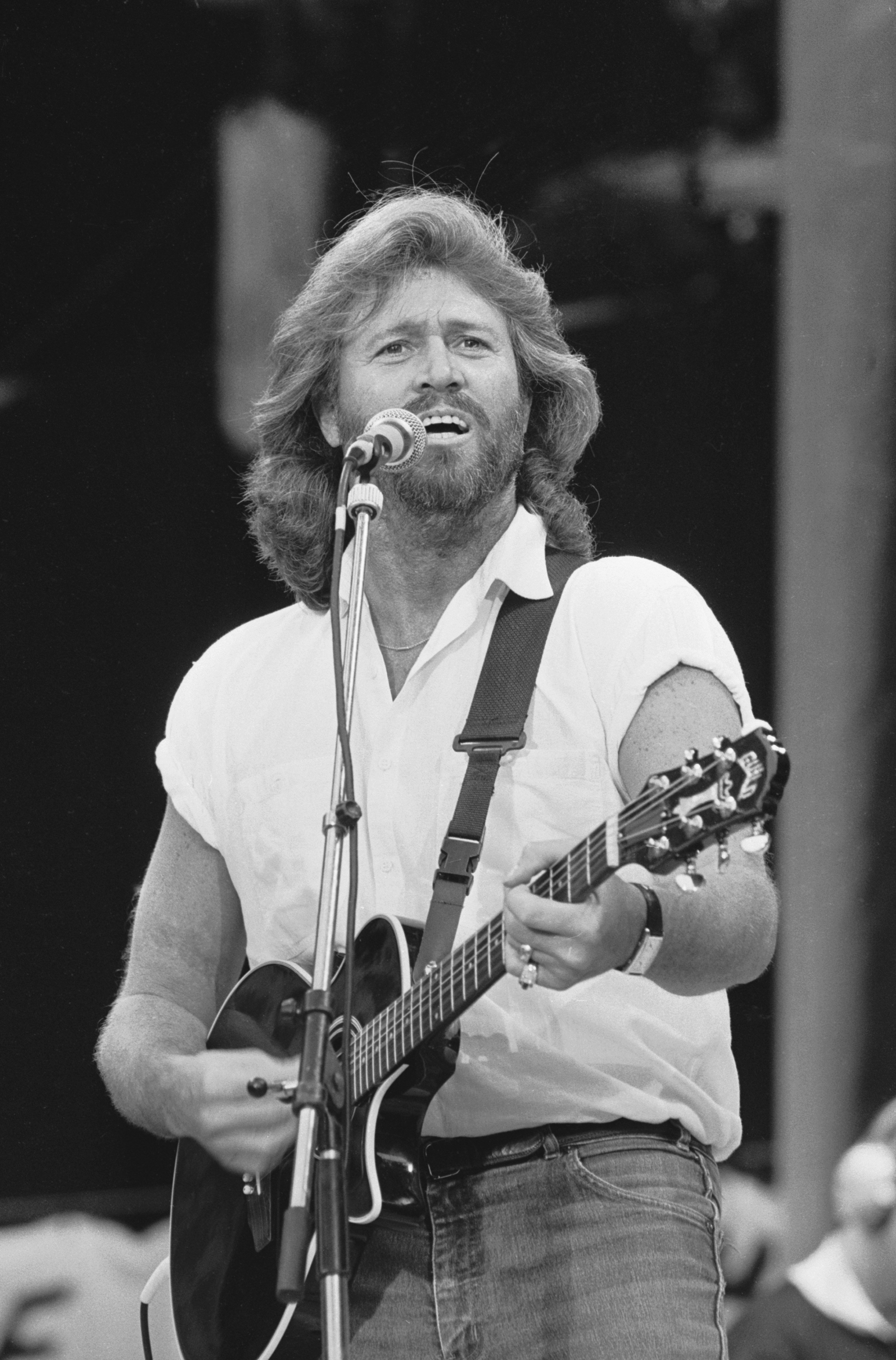 Barry Gibb of the Bee Gees performing at the 70th birthday tribute concert for Nelson Mandela, held at Wembley Stadium in London on June 11, 1988 | Source: Getty Images