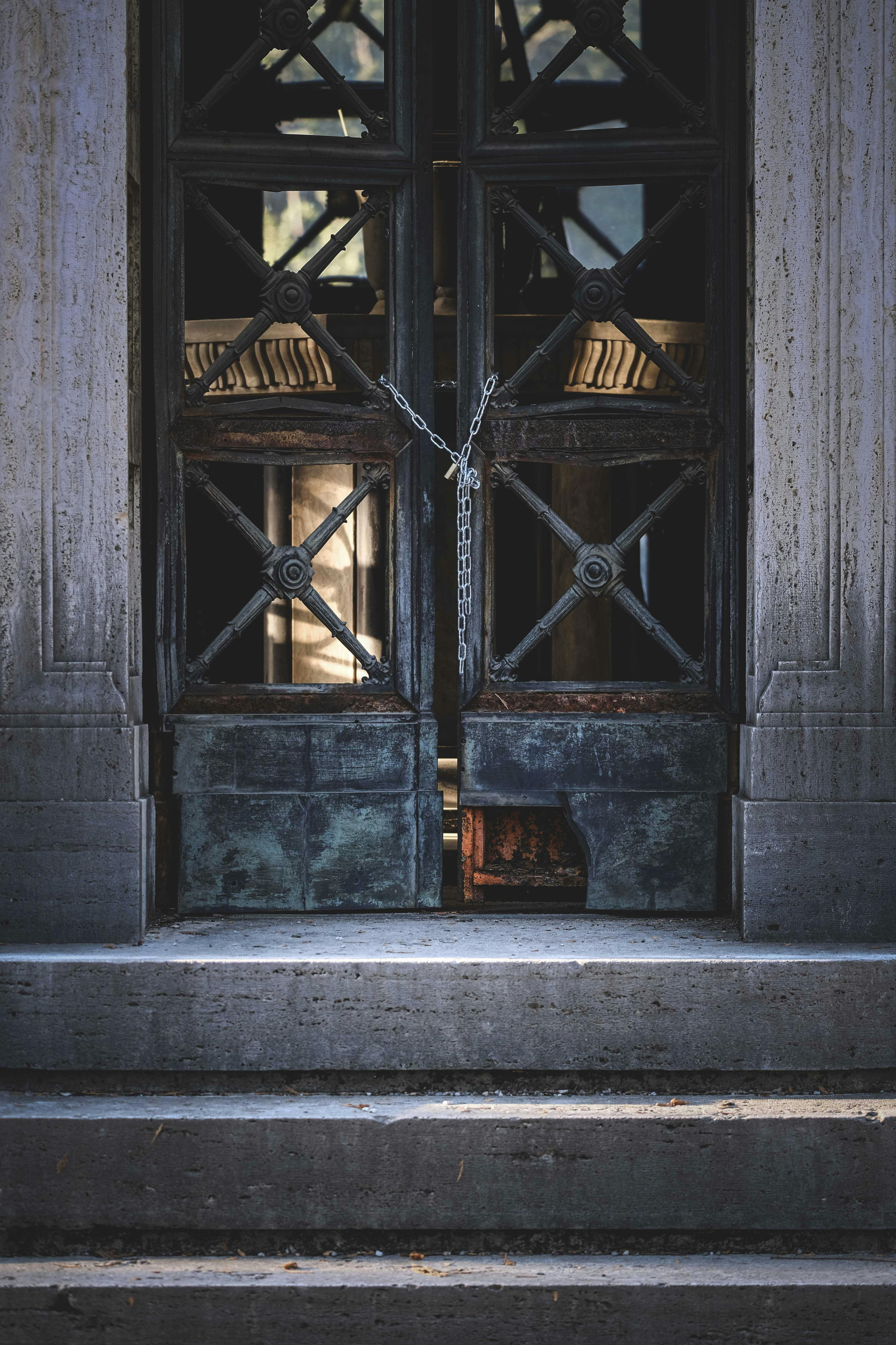A building with a door locked with a chain | Source: Pexels