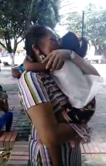 Edelmira Vivas abrazando a su hija en llanto. | Foto: Captura de Facebook/Las Chivas del Llano