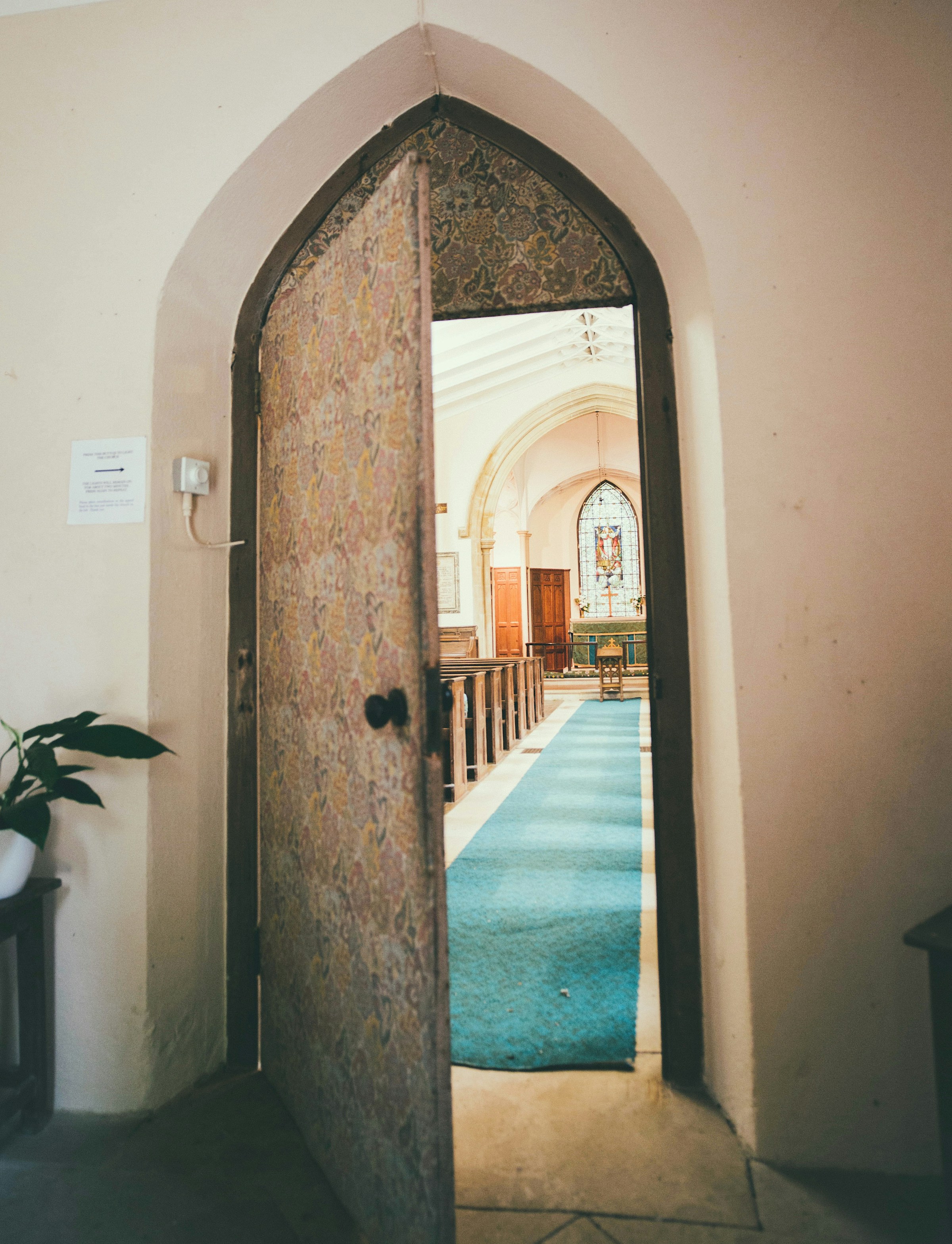 An open church door | Source: Pexels