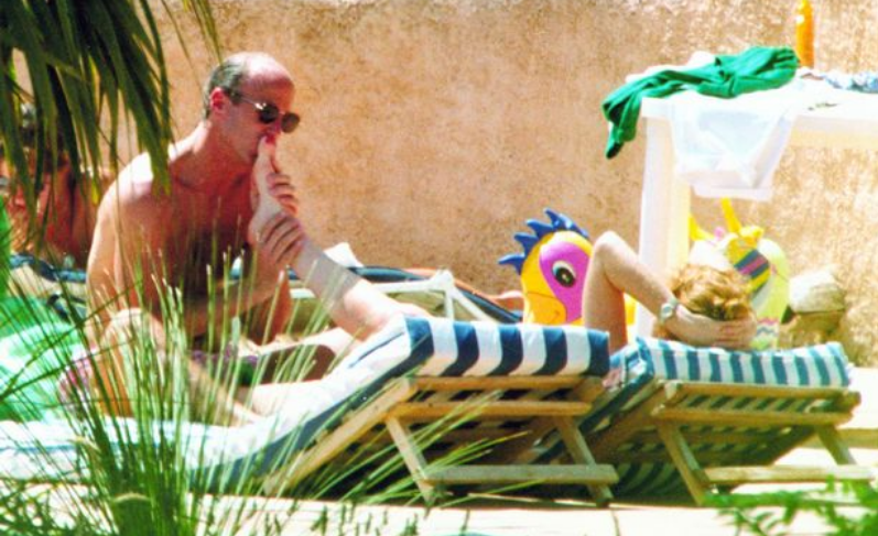 John Bryan kissing Sarah Ferguson's toes during a villa holiday in France | Photo: Daily Mirror