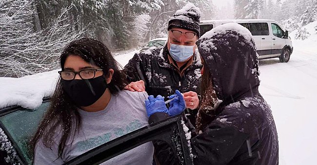 Health workers stuck in snowstorm administering COVID-19 vaccines to drivers | Photo: facebook.com/JosephineCountyPublicHealth