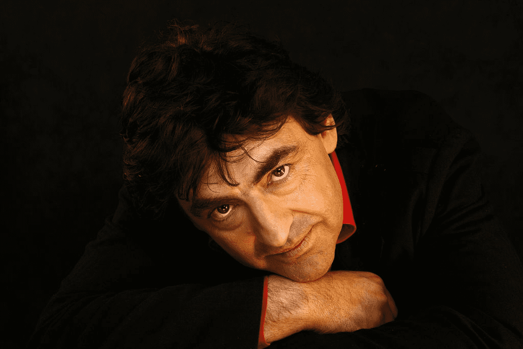 Le chanteur belge Claude Barzotti sur le plateau de l'émission de télévision "Les Grands du Rire". | Photo : Getty Images