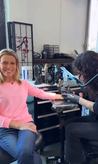 Gigi Santo Pietro tattooing her mom's wrist as Vanna White smiles for the camera. | Source: Instagram/officialvannawhite