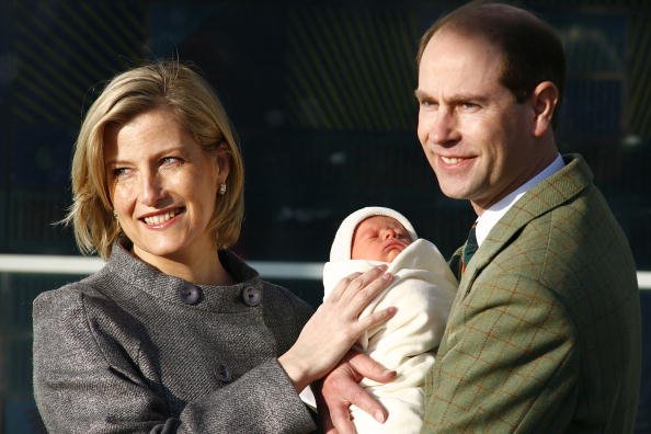 Sophie Rhys-Jones y el príncipe Edward en el Hospital Frimley Park el 20 de diciembre de 2007 en Frimley, Inglaterra. | Foto: Getty Images