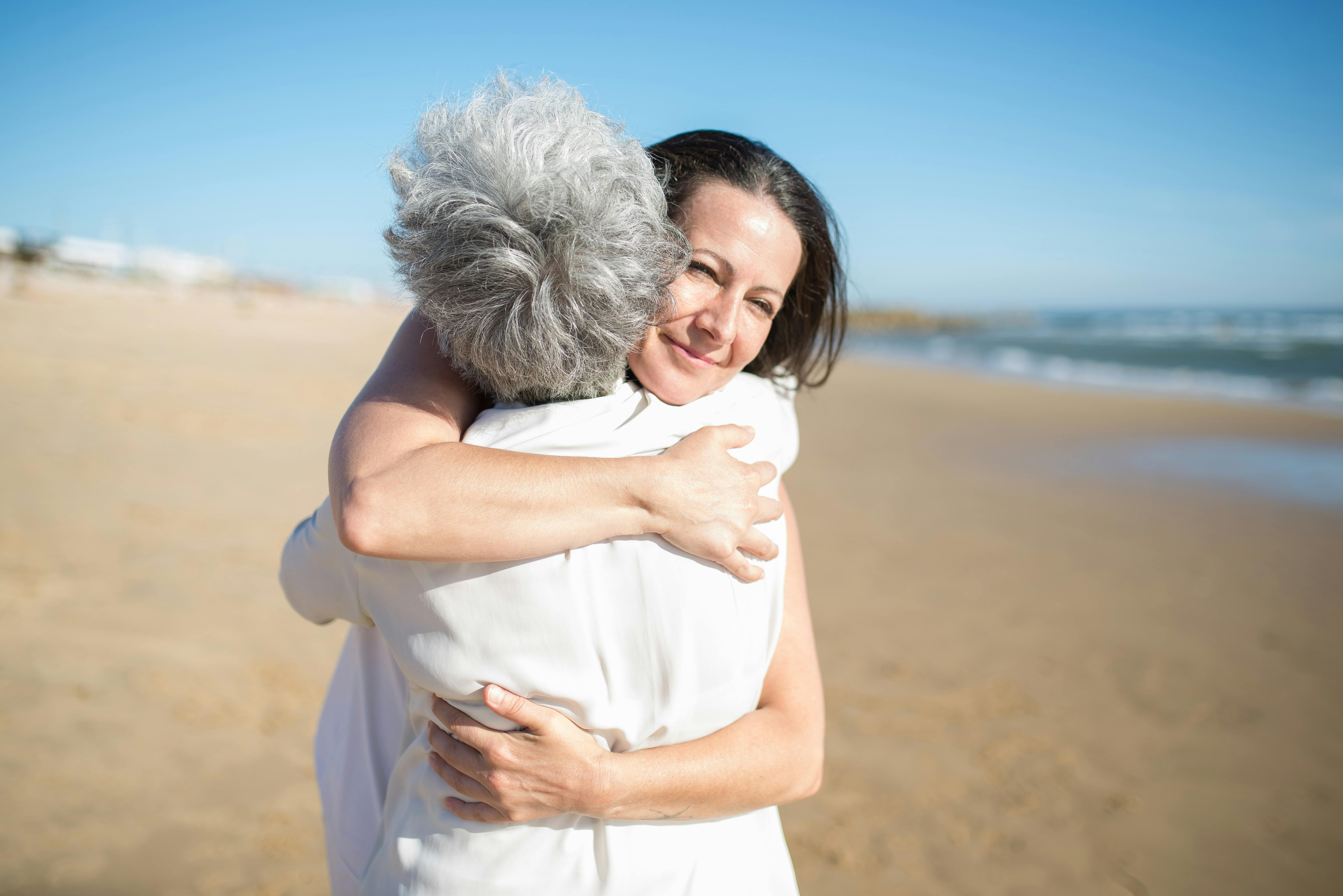 Mom and daughter embracing one another | Source: Pexels
