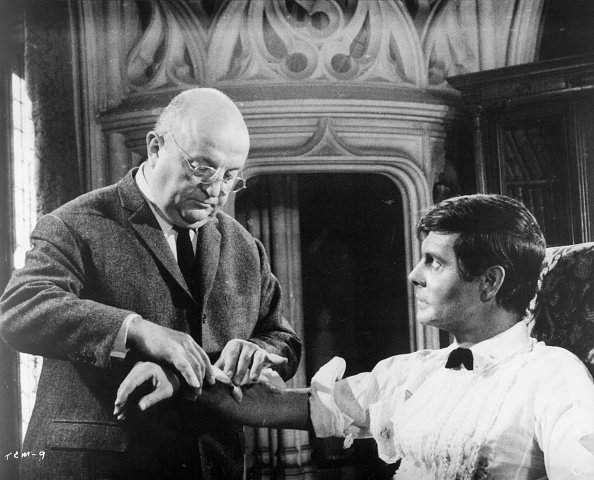 Bernard Blier manipule le bras de Louis Jourdan dans une scène du film "Pour commettre un meurtre", 1967. | Photo : Getty Image Bernard Blier manipule le bras de Louis Jourdan dans une scène du film "Pour commettre un meurtre", 1967. | Photo : Getty Image