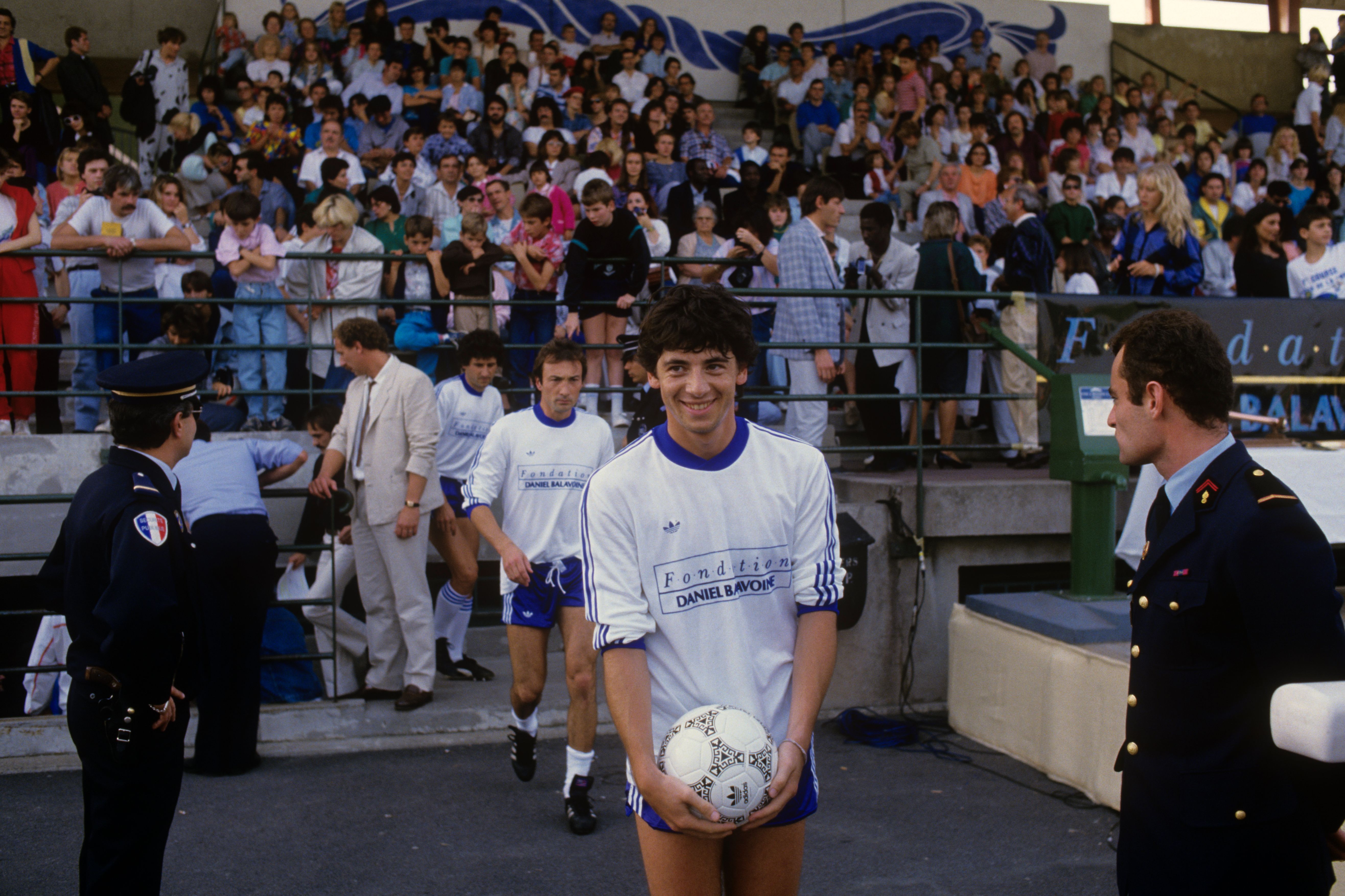 Patrick BRUEL entrant sur le terrain ballon à la main. Octobre 1986 | Photo : Getty Images