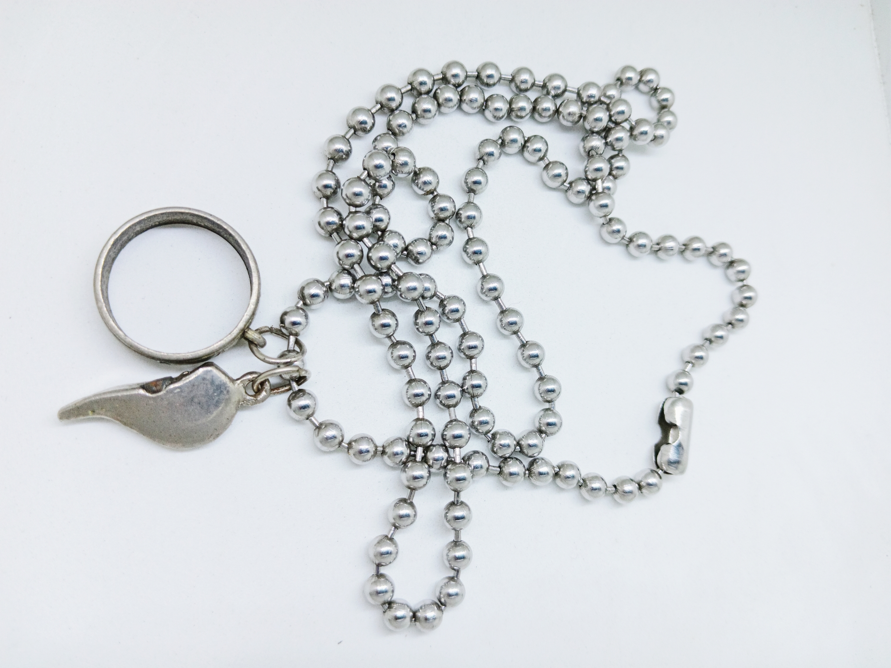 A silver necklace | Source: Shutterstock