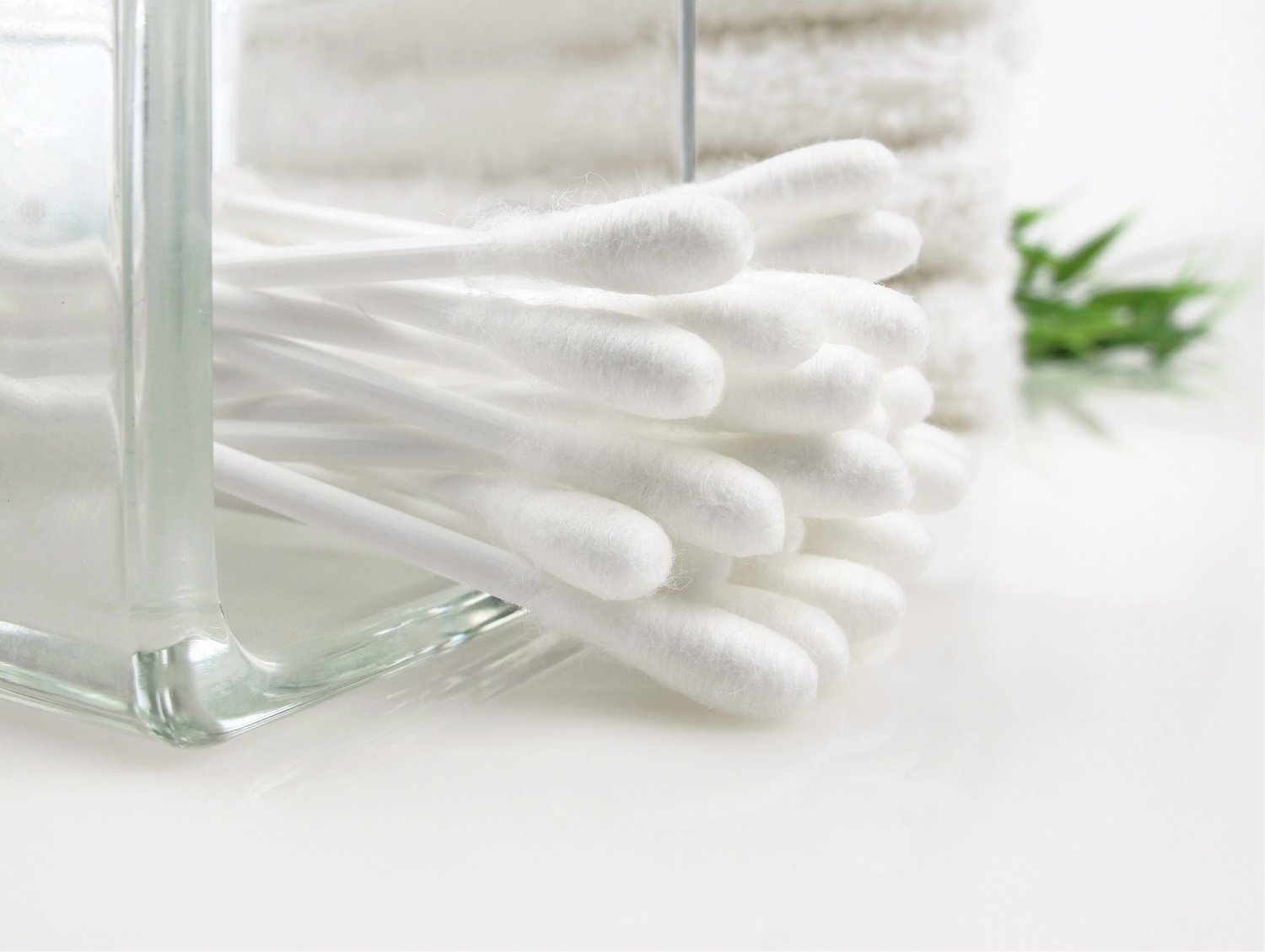 Puñado de hisopos de algodón dentro de un frasco de vidrio. | Foto: Shutterstock Puñado de hisopos de algodón dentro de un frasco de vidrio. | Foto: Shutterstock