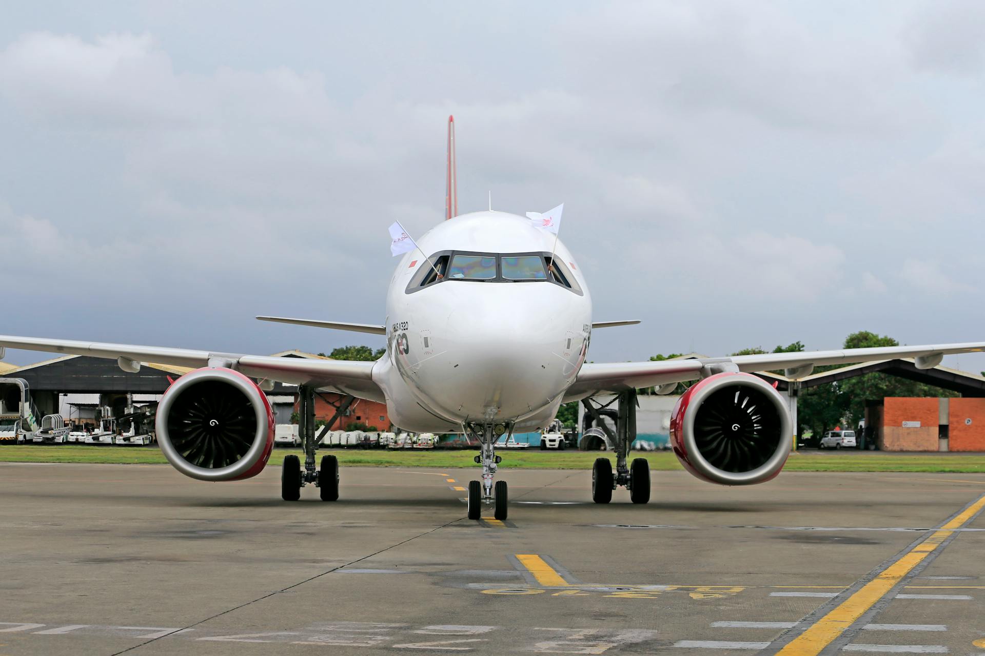 A front-view shot of an airplane | Source: Pexels