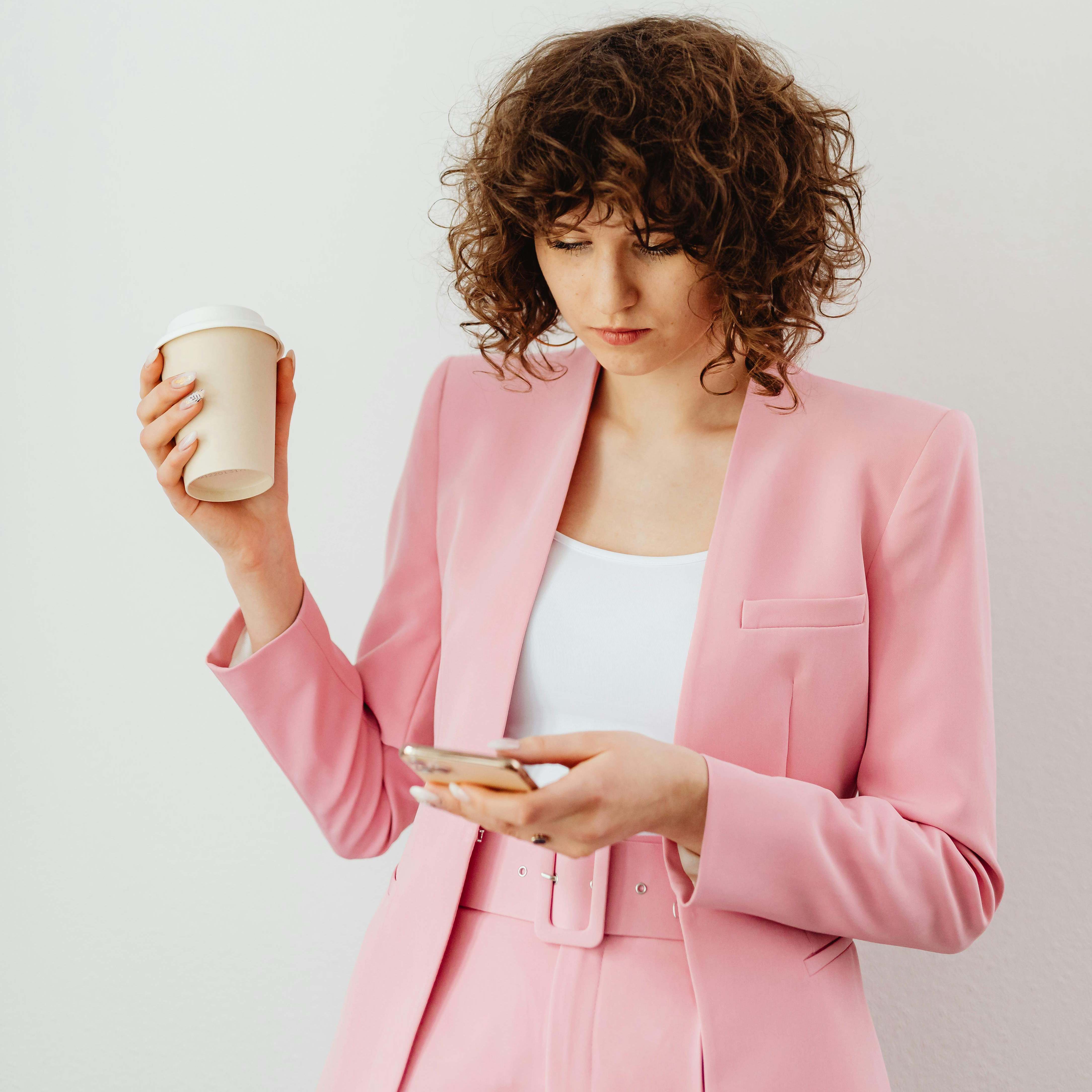 A woman texting | Source: Pexels