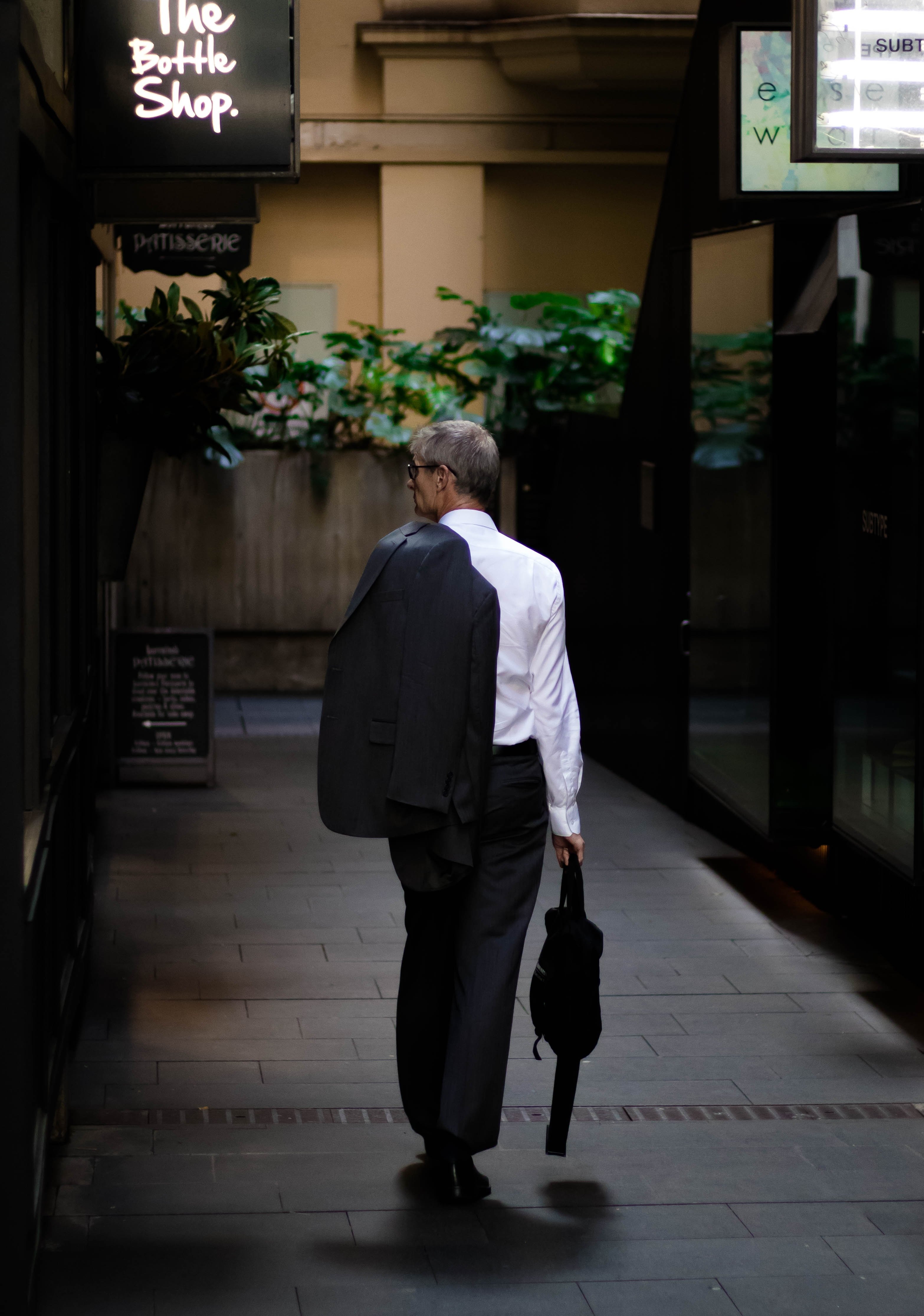 A businessman walking home | Source: Unsplash.com