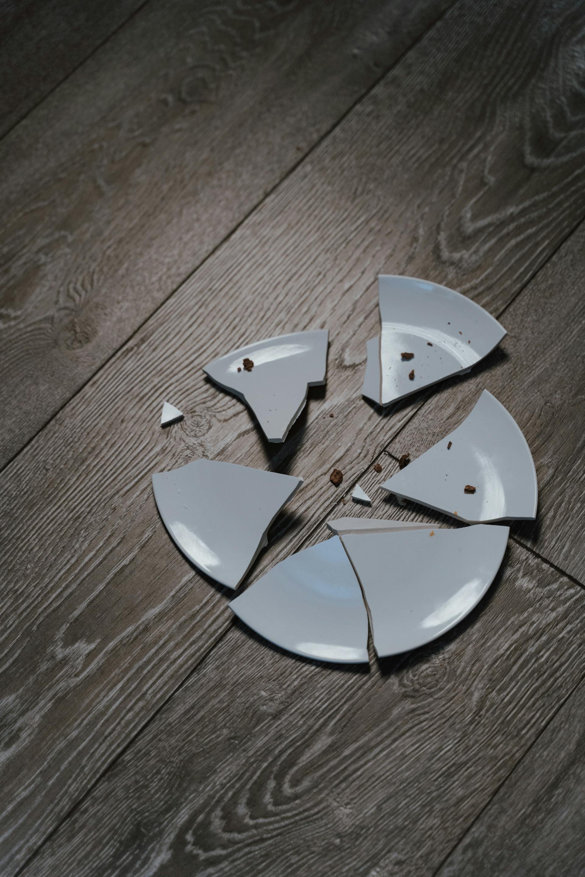 A broken plate | Source: Pexels