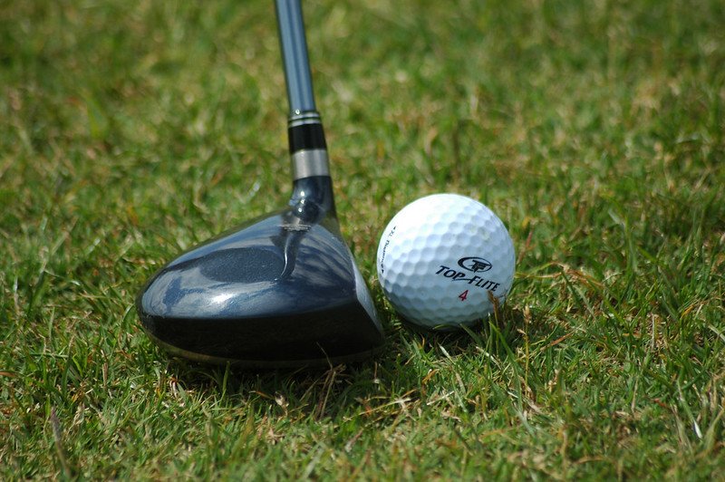 A golf club and a golf ball | Photo: Flickr