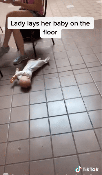 A young couple sitting in the food court while their baby plays on the floor. | Source: tiktok.com/wclipsto