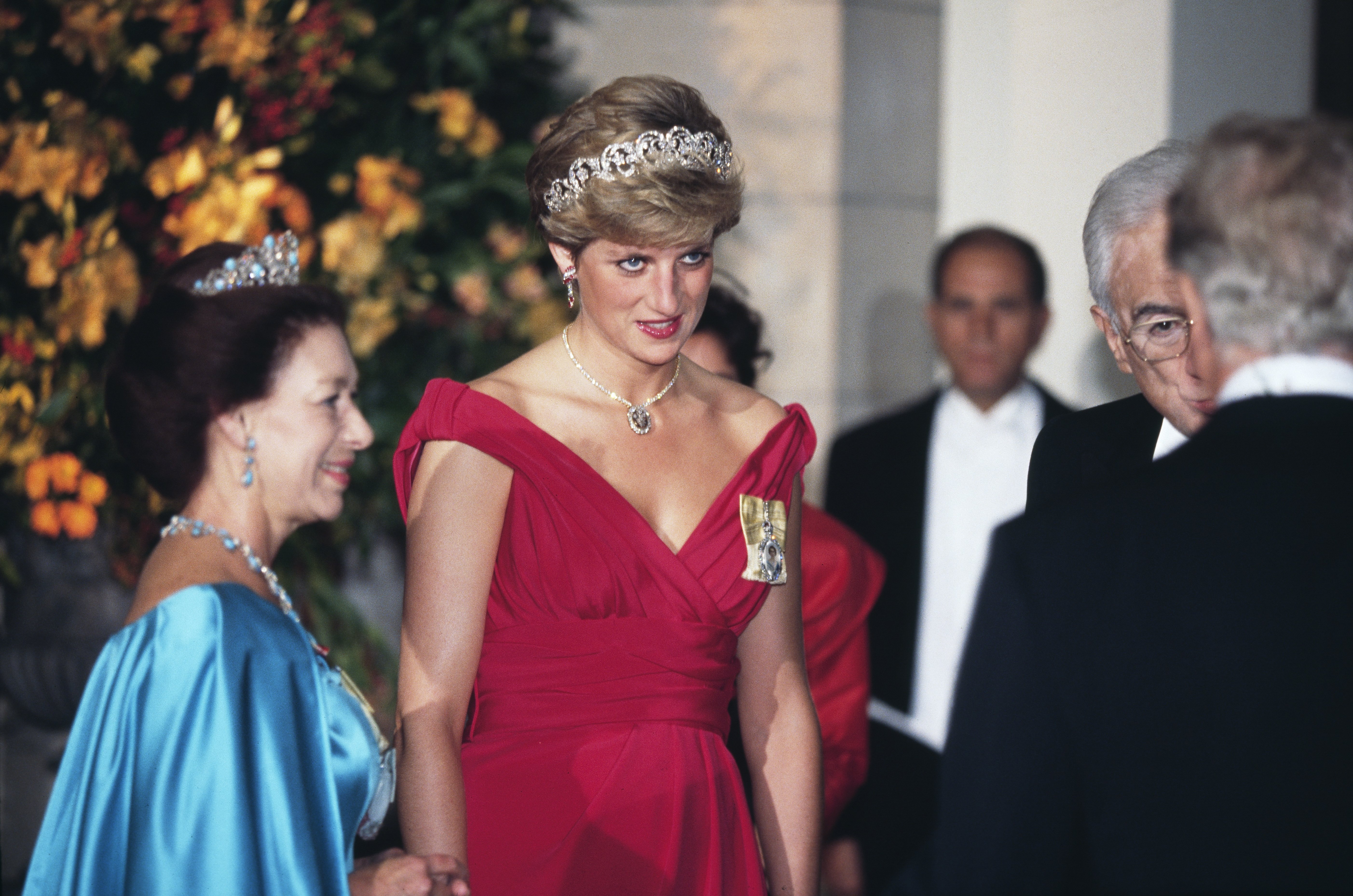 Prinzessin Margaret und Prinzessin Diana bei einem Bankett zu Ehren des italienischen Präsidenten Francesco Cossiga im Victoria and Albert Museum in London, England, am 25. Oktober 1990 | Quelle: Getty Images