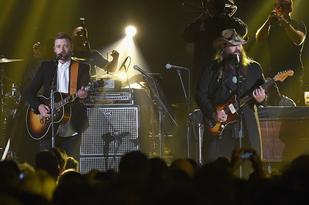 Justin Timberlake performs with Chris Stapleton at 2015 CMA | Photo: Getty Images