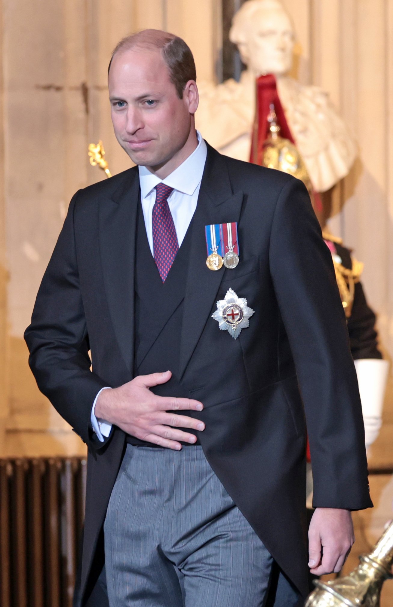Prinz William, Herzog von Cambridge, verlässt den Eingang des Souveräns, nachdem er am 10. Mai 2022 in London, England, an der Staatseröffnung des Parlaments in den Houses of Parliament teilgenommen hat. | Quelle: Getty Images