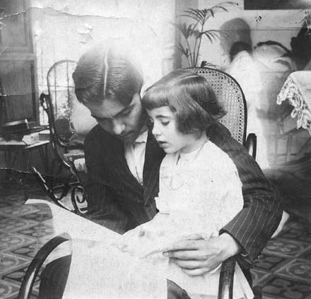 Federico García Lorca con su hermana Isabel en Granada, 1914.| Fuente: Wikipedia Federico García Lorca con su hermana Isabel en Granada, 1914.| Fuente: Wikipedia