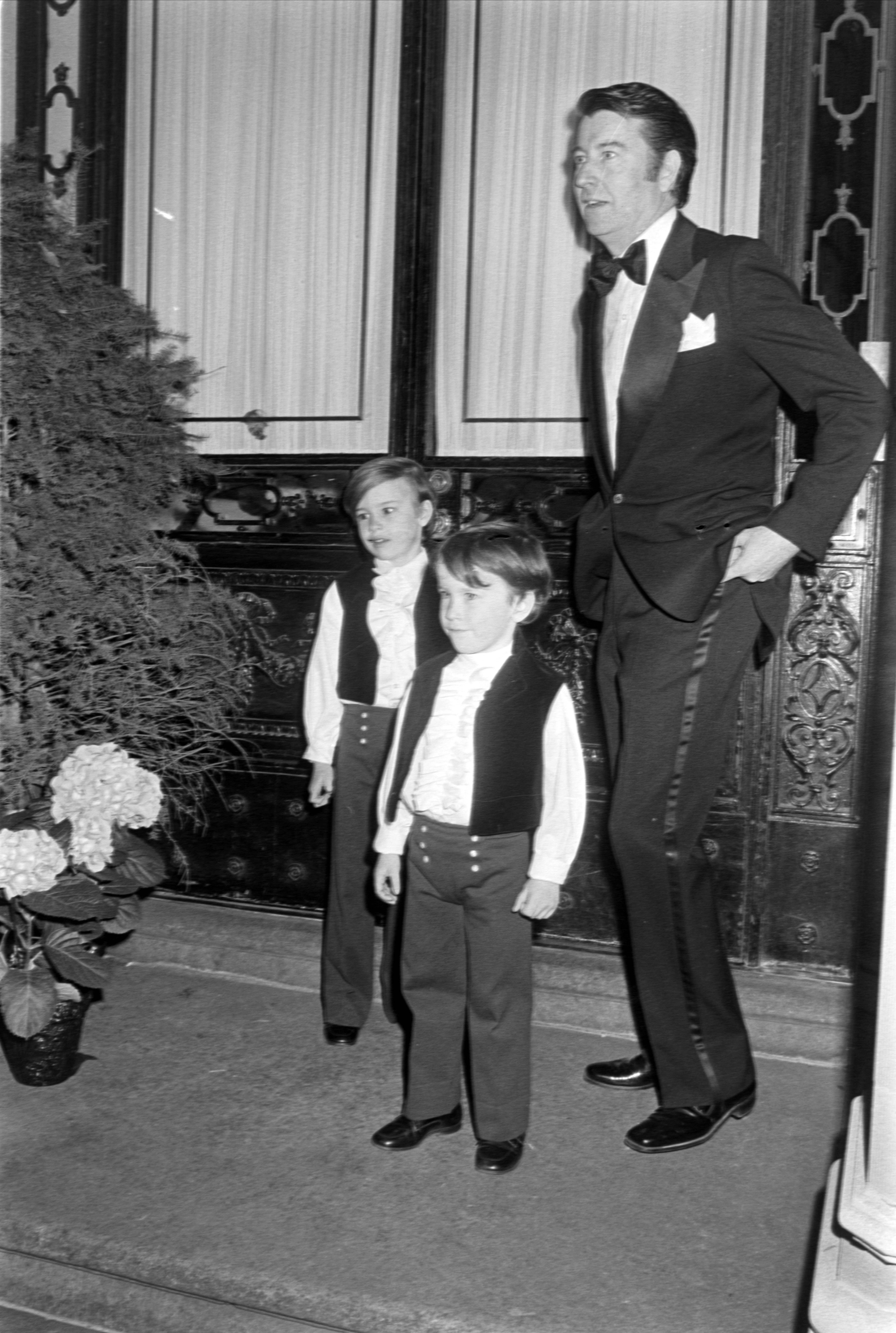 Carter, Anderson and their father Wyatt Emory Cooper attend a party at their home in New York City on April 3, 1972. | Source: Getty Images