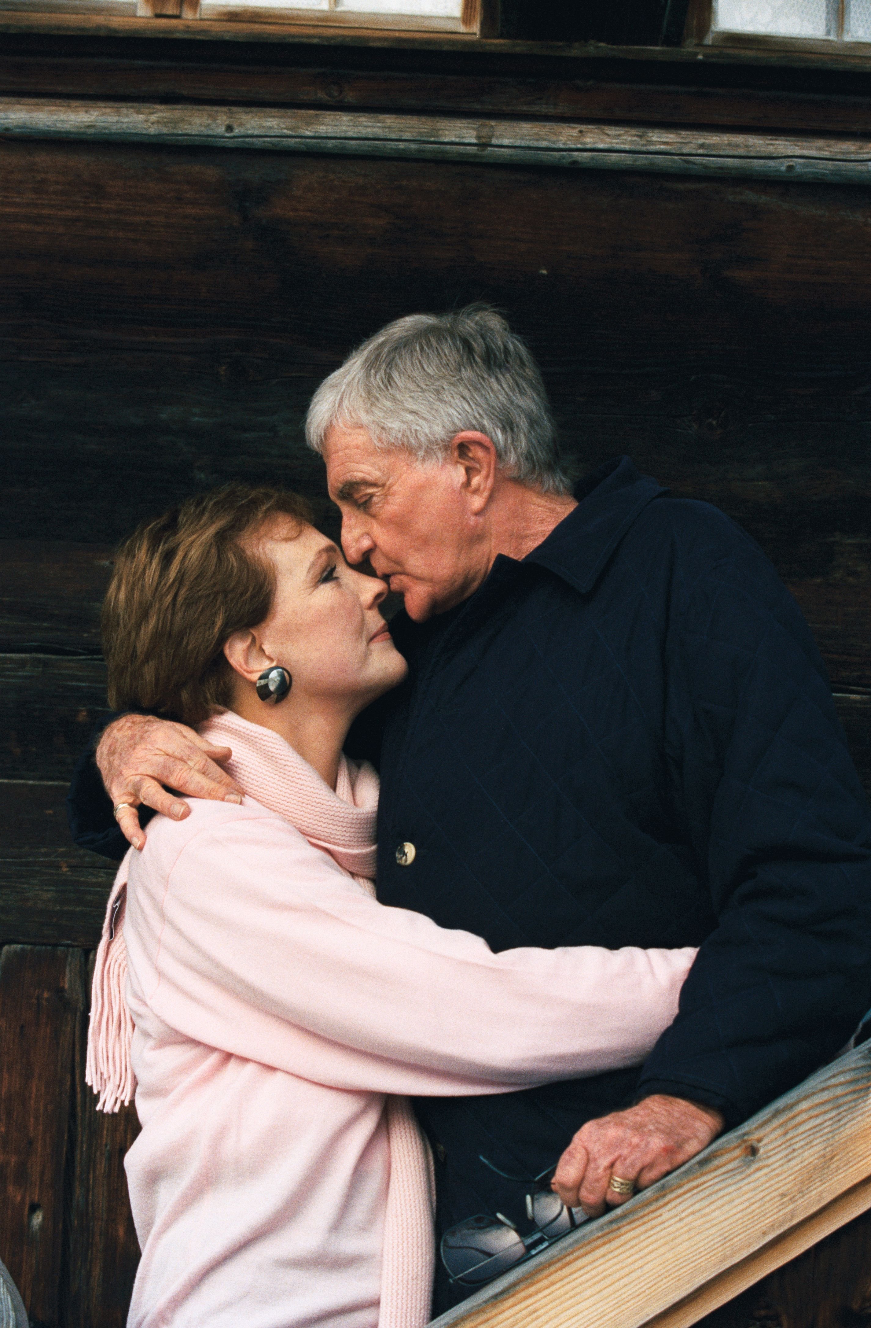 Julie Andrews and Blake Edwards embracing on December 31, 1993. | Source: Pascal Le Segretain/Sygma/Getty Images