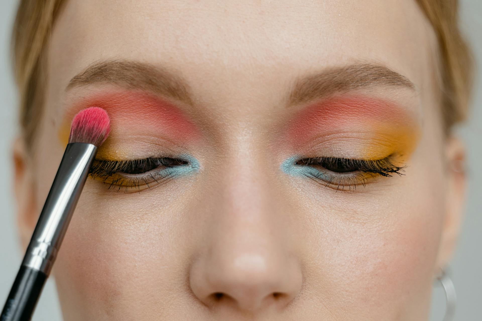 A woman applying eye shadow | Source: Pexels