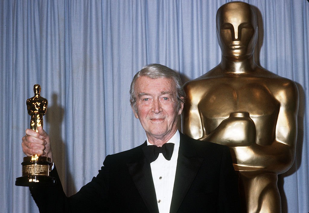 James Stewart holding his honorary Oscar on March 25, 1985 in Hollywood | Photo: Getty Images