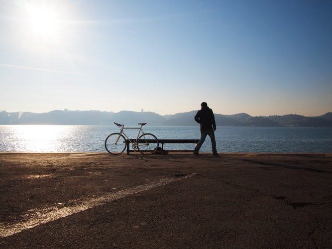 Une image montrant un homme avec un vélo. | Photo : Unsplash
