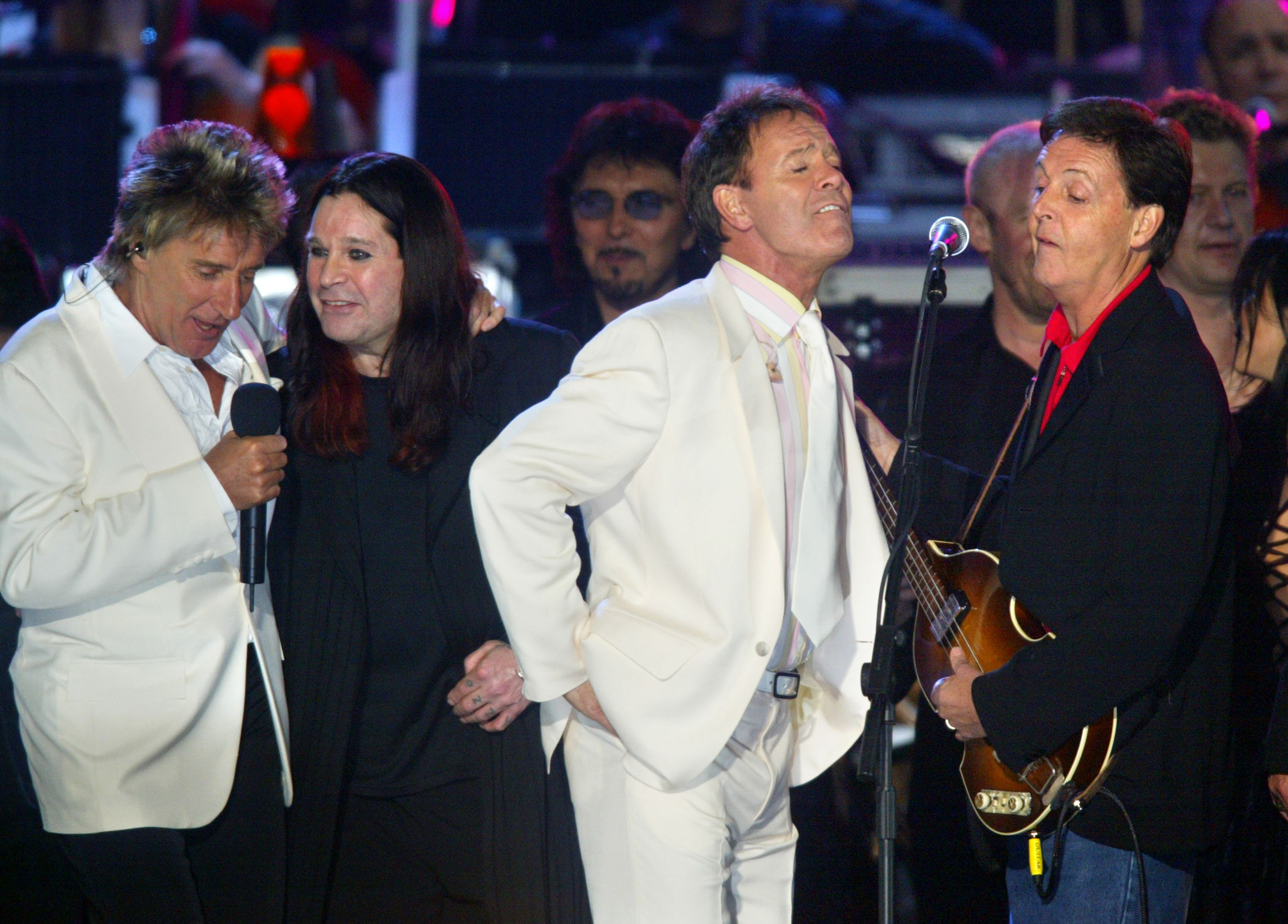 Rod Stewart and Ozzy Osbourne sing with Cliff Richard and Paul McCartney during "Party at the Palace" in London on June 3, 2002 | Source: Getty Images