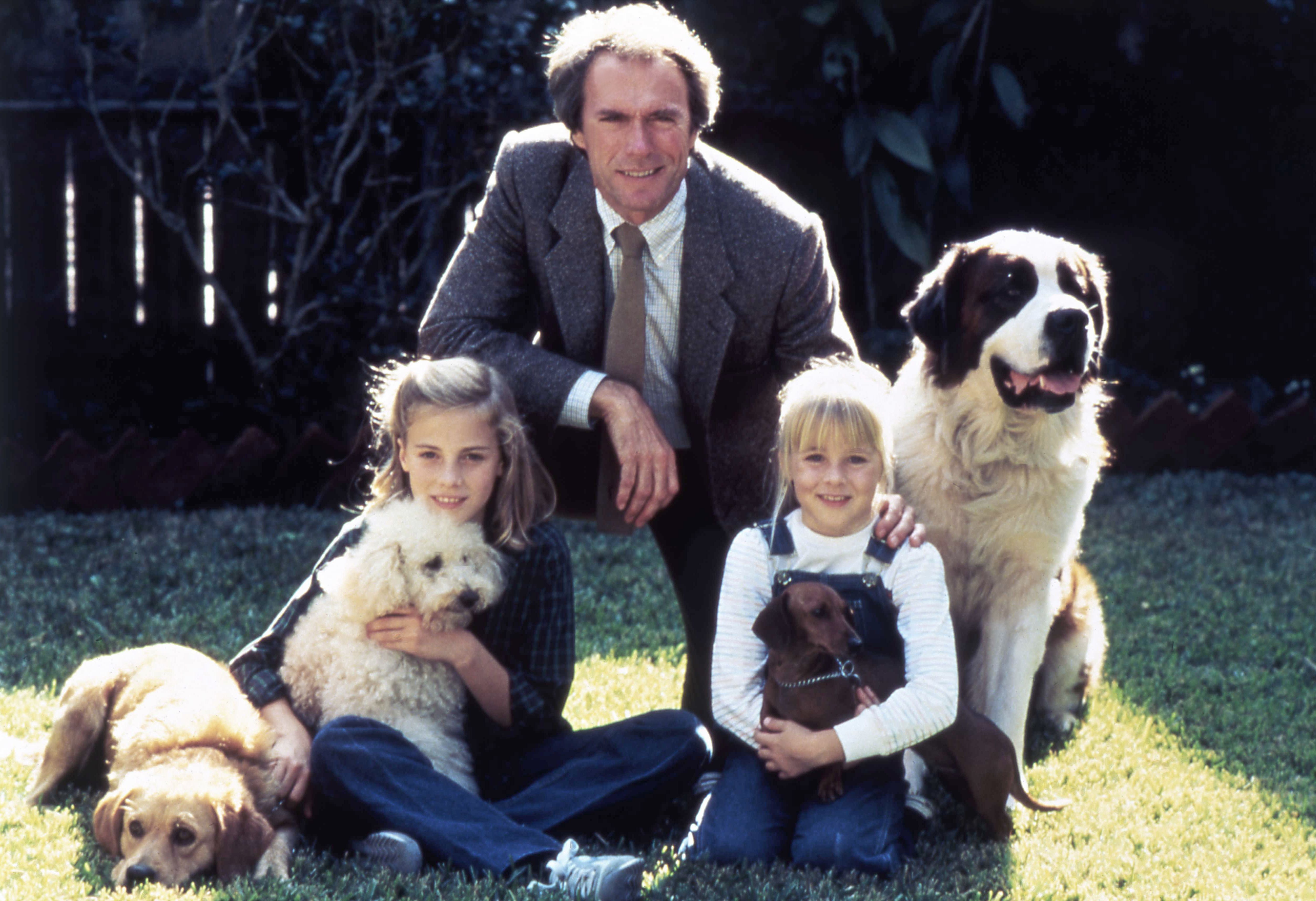 Der amerikanische Schauspieler Clint Eastwood mit seiner Tochter, der Schauspielerin Alison Eastwood, und der Schauspielerin Jenny Beck am Set von "Tightrope" | Quelle: Getty Images